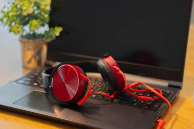 İş yeri, kulaklıklı dizüstü bilgisayar. İş, teknoloji, evden çalışma, konferans, eğitim, e-öğrenme, online görüşme, sohbet, çağrı merkezi konsepti