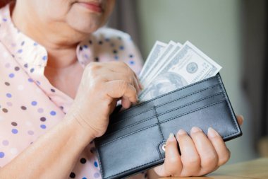 Yaşlılık, rahatlık, ödeme ve finans konsepti - Kafede kahve ve tatlıya para ödeyen cüzdanı ve parası olan mutlu yaşlı kadın..