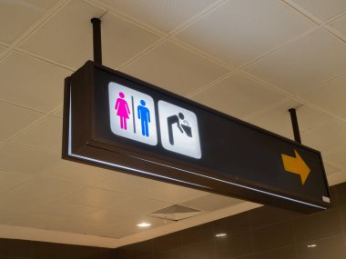 Tuvalet ya da tuvalet istikameti tabelası, beyefendi, bayan ve engelli ikonu. İmza ve sembol nesnesi fotoğrafı.