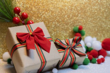 Mutlu Noeller ve mutlu tatiller. Bir anne, baba ve kızları Noel hediyesi hazırlıyorlar. Seçici odak.