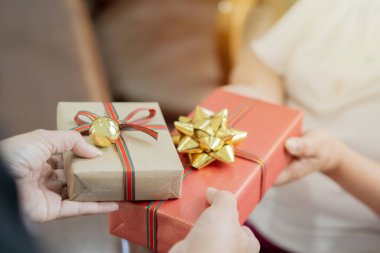Kızların evde Noel 'de annelerine sürpriz hediyeler vermesi. Seçici odak.