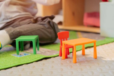 Sınıfta oyuncak oynayan çocuklara yakın çekim, anaokulu konsepti. Seçici odak.