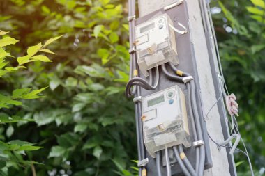 Elektrik sayaçları elektrik direğinde. Arka plan bulanık. Seçici odak.