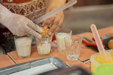 Tayland 'ın ızgarada pişmiş yumurtalarından yenmeye hazır haşlanmış yumurta. Kaynamış yumurtalı kahvaltı..