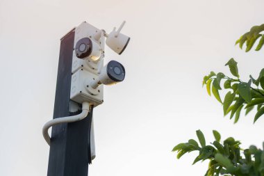 Güvenlik kameraları farklı yönlere yöneltilmiş. Şehir sokaklarında sürekli çekim ve güvenlik kameraları var..