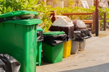 Şehir sokaklarında bir sonraki geri dönüşüm için kategorilere göre atık ayıklama için pek çok çöp konteynırı var. Atık yönetimi, çevre koruma