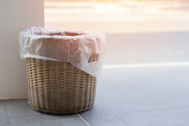 Caddedeki kafede örülmüş bambu çöp kutusu. Kamu ortamını temiz tutma kavramı. Boşluğu kopyala.