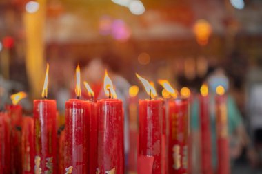 Kırmızı ışık yakan bir mum, bir Çin tapınağında yakılan kurbanlık ya da anıt mumlar. Dua ve dilek kavramı.