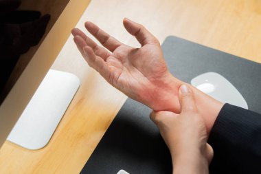 Sağ bilek ağrısı, ofis sendromu, sağlık konsepti, Guillain Barre Sendromu. Üst görünüm.