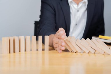 Yardım, sigorta, liderlik, yönetim, strateji, sorunlar, çözüm. Bir adam kütük yığınına kadar engelliyor. 
