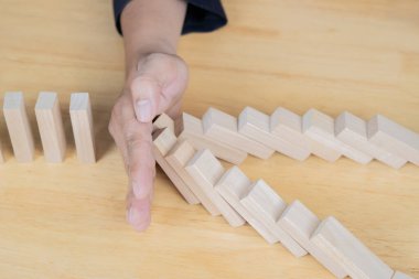 İş dünyasında plan ve strateji, Tahta Bloklarla İş Büyütme Konsepti Riski, insanın eli tıkandı ve tahta bir blok seçiyor. Üst görünüm