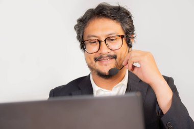 Sigorta satışı, yardım veya danışmanlık için dizüstü bilgisayardaki Asyalı adamın portresi. İletişim, destek ve tele pazarlama için kulaklığı olan şirket, ofis ve kişi