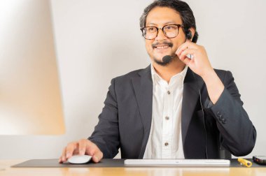 Müşteri hizmetleri, çağrı merkezi ve yetişkin Asyalı erkek portresi sigorta satışları, yardım veya danışmanlık için bilgisayarda çalışır.