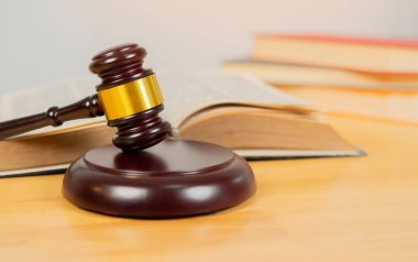 Hukuk ve adalet. Tahta yargıç tokmağı elinde belgelerle ve hukuk kitaplarıyla mahkeme salonunda, manzarayı kapatın. Boşluğu kopyala