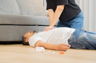 Kardiyopulmoner resüsitasyonla hayat kurtaran yaşlı adam kalp krizi geçirdi. Kalp masajı, kalp krizi konsepti.