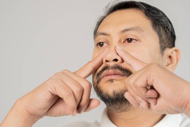 Kronik Rhinosinusit, Rhinitis veya akut sinüzit, burun boşluğunda ağrı, burun köprüsü yarası, göz çukuru ağrısı, sinüs enfeksiyonu, burun deliğinden nefes almak zor.