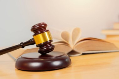 Boşanma hukuku, aile hukuku kavramları. Mahkeme tokmağı, yüzük ve kalp sembolü avukatlık bürosundaki hukuk kitabında..
