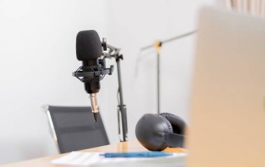 Modern ofis ekipmanları mikrofon ayarları, dizüstü bilgisayar, tablet ve kulaklık canlı yayına hazır..