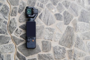 Taş desenli zemin zemin zemininde fotokopi alanı olan aksiyon ya da mini cep kamerası. Fotoğraf ve video için aksiyon kamerası.