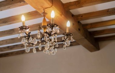 Kır evindeki tavandan sarkan avizenin alt görüntüsü. Kristal avize.