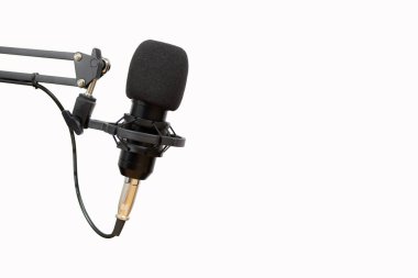 Profesyonel stüdyo mikrofonu beyaz arka planda izole edilmiş ve fotokopi alanı var. Podcast veya kayıt stüdyosu konsepti.