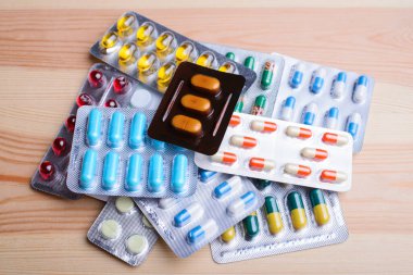 Tahta masada bir kutu hap.