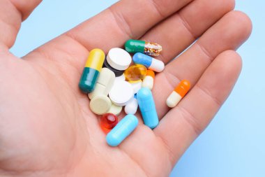 İlaç almadan önce bir çok kapsül insan elinde haplar. Hasta insanda çare vardır.