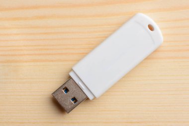Fişi çekilmiş USB 3.0 çubuğu açık tahta üzerine konur