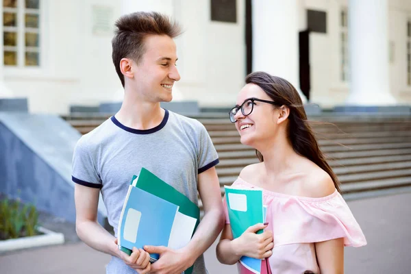 Par Estudantes Felizes Andando Tendo Uma Conversa Perto Antigo Campus — Fotografia de Stock