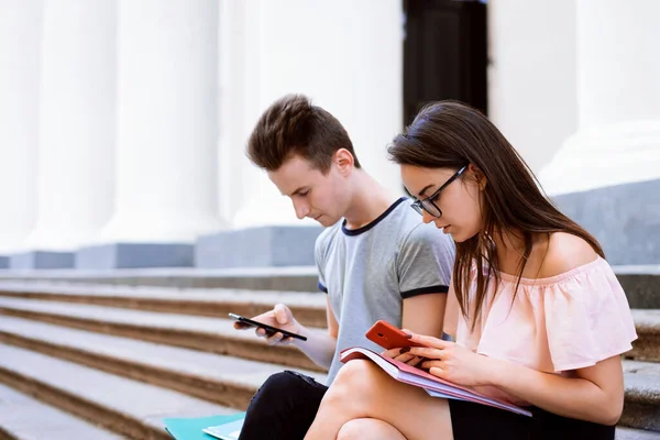 Estudantes Durante Intervalo Sentado Nas Escadas Universidade Usando Telefones Celulares — Fotografia de Stock