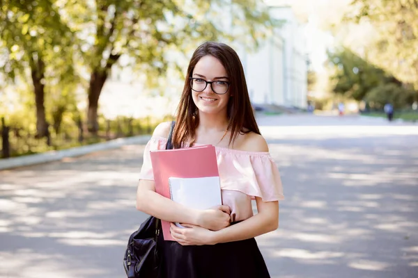 Estudiante Bastante Sonriente Con Gafas Ropa Casual Con Libros Universidad — Foto de Stock