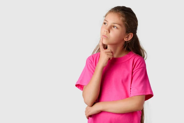 Una Niña Inteligente Con Una Camiseta Roja Pensando Algo Mirando —  Fotos de Stock