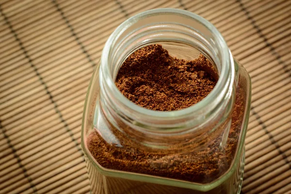 Őrölt Kávé Egy Üveg Üveg Barna Bambusz Háttér — Stock Fotó