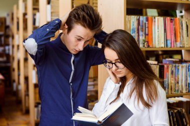 Yorgun öğrencinin yapacak çok işi var. Üzgün öğrenciler derslere hazırlanmak için birçok bilgiyi ezberlemek zorundadırlar.