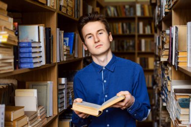 Sıkıcı öğrenci zor kitapları okuyor sınava hazırlanıyor çalışmaktan çok yorgun hissediyor.