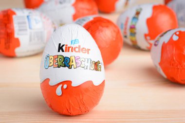 Ukrayna, Kiev - 25 Aralık 2018: Tahta arka planda Kinder Sürpriz Yumurtalarının Stüdyo çekimi