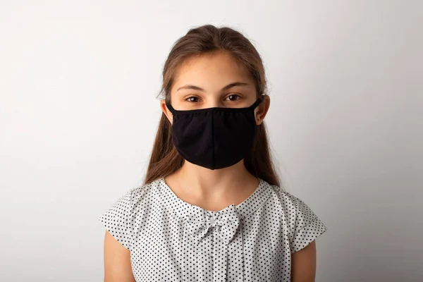 Epidemisches Konzept Porträt Eines Kleinen Mädchens Mit Schwarzer Medizinischer Maske — Stockfoto