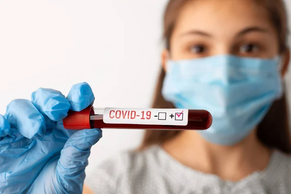 Vyděšená Dívka Lékařské Masce Rukavicích Pozitivním Výsledkem Koronavirus Koncepce Pandemie — Stock fotografie