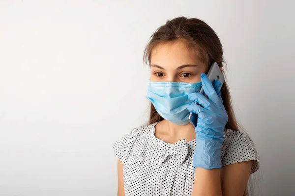 Chockad Liten Flicka Medicinsk Mask Och Handskar Höra Dåliga Nyheter — Stockfoto