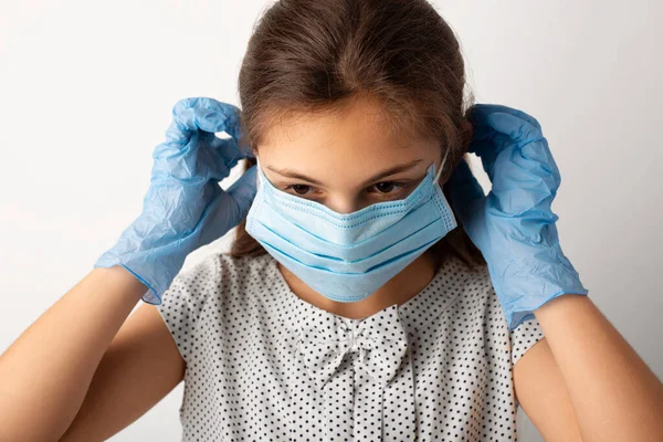 Κορίτσι Βάζει Την Ιατρική Μάσκα Πριν Βγείτε Έξω — Φωτογραφία Αρχείου