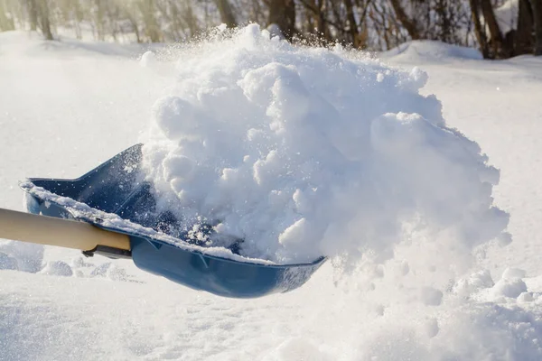 Zdjęcie Akcji Rzucanie Śniegu Łopatą Podczas Czyszczenia Podwórka Ciężkim Śniegu — Zdjęcie stockowe