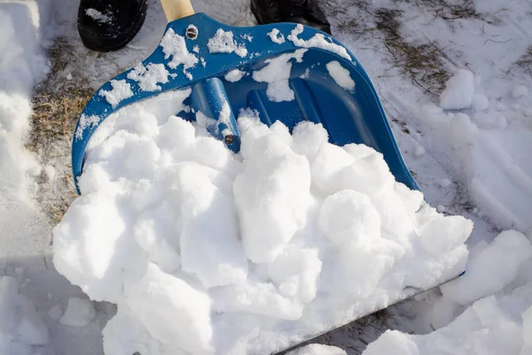 Jongeman Schept Sneeuw Oprit Bij Garage Plaats Maken Voor Een — Stockfoto