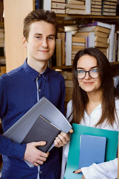 Retrato Estudantes Diligentes Estudando Biblioteca Olhando Para Câmera — Fotografia de Stock