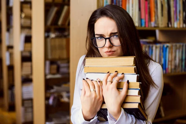 Ενοχλημένη Νεαρή Μαθήτρια Πολλά Βιβλία Που Μελετούσε Για Τις Εξετάσεις — Φωτογραφία Αρχείου