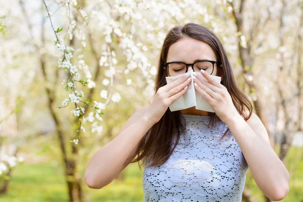 Аллергия Женщин Сморкающихся Белый Носовой Платок Против Цветущих Деревьев Парке — стоковое фото