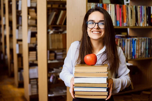 Retrato Estudiante Inteligente Con Pila Libros Manzana Roja Parte Superior — Foto de Stock