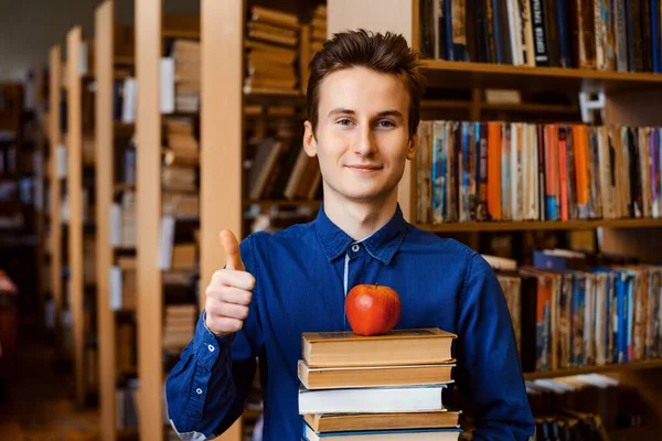 Χαμογελώντας Επιτυχημένος Νεαρός Φοιτητής Που Δείχνει Τον Αντίχειρα Του Στέκεται — Φωτογραφία Αρχείου