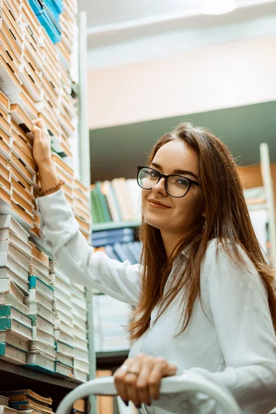 Молодой Библиотекарь Стоит Лестнице Проверяет Книги Библиотеке Студент Университета Имеет — стоковое фото