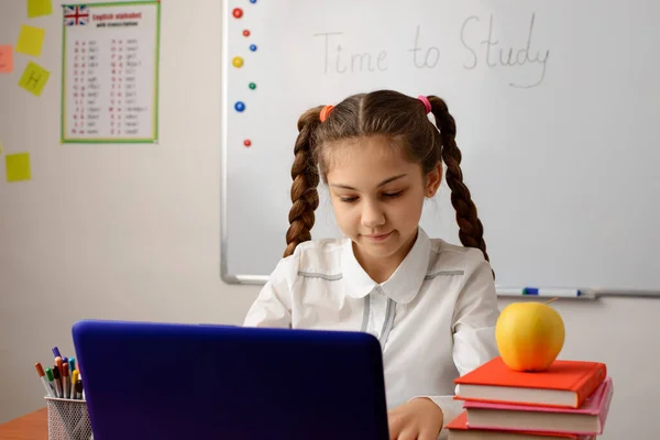 Ładnie Wyglądająca Młoda Uczennica Odwalająca Lekcje Używając Laptopa Klasie Uczeń — Zdjęcie stockowe