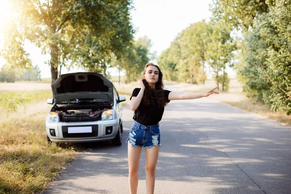 Портрет Привабливої Студентки Поблизу Сучасної Машини Молода Дівчина Намагається Зупинити — стокове фото